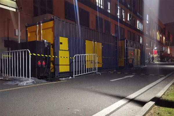 那曲柴油发电机组的输出电压是如何调节的？