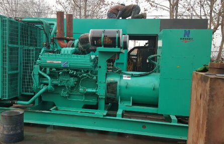 那曲发电机组如何判断水冷式机油散热器内部是否需要清洗？